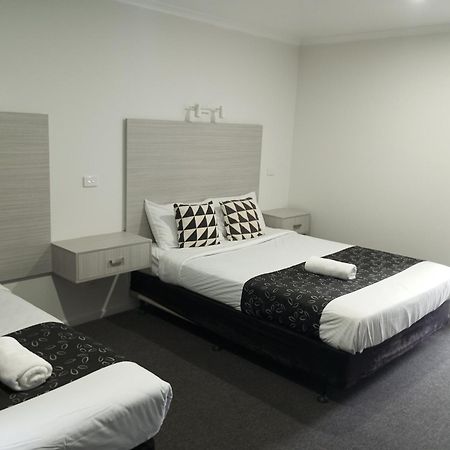 Big Valley Lakeside Paradise Motor Inn Shepparton Buitenkant foto